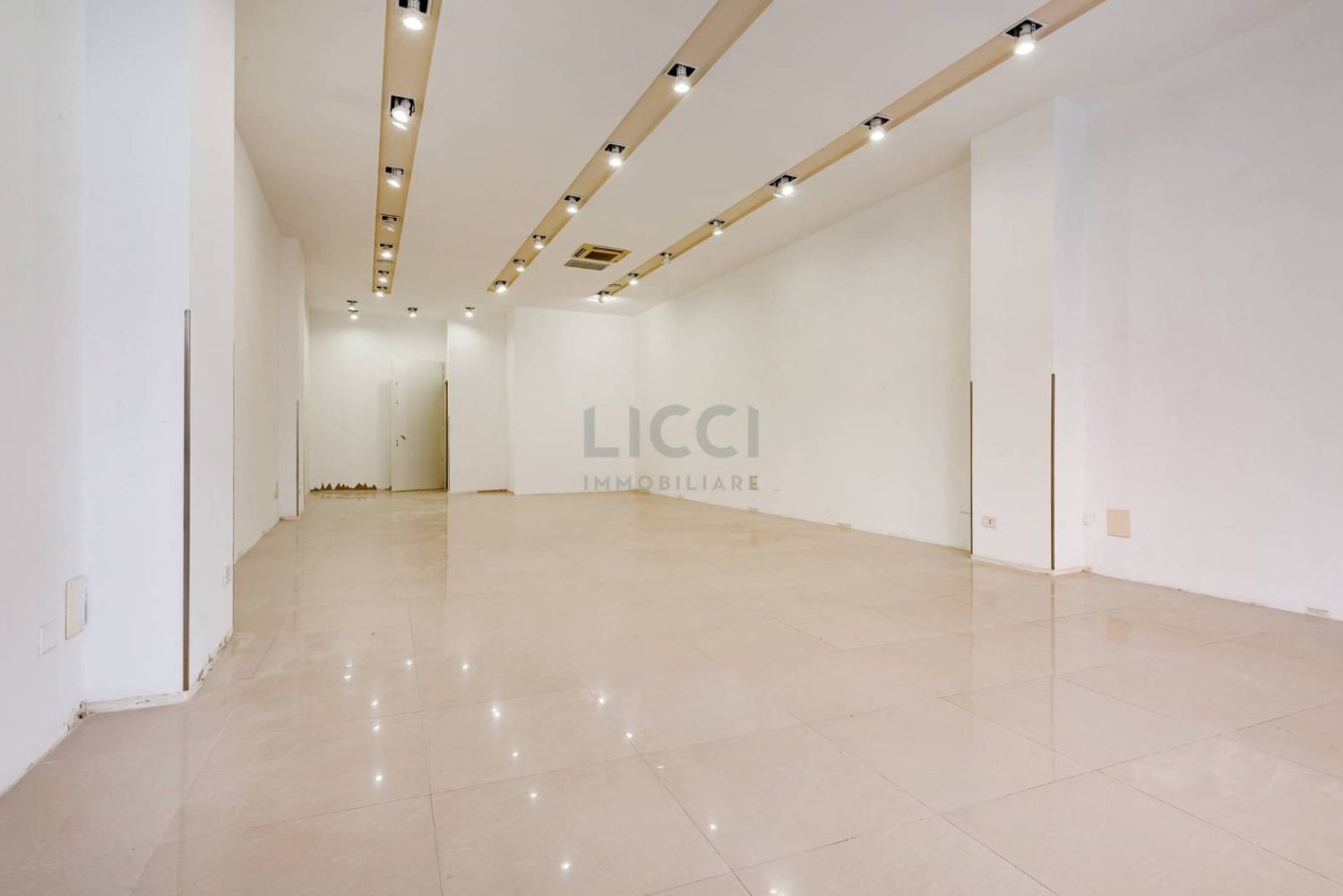 1 room Commercial property in Monopoli, Italy No. 311408