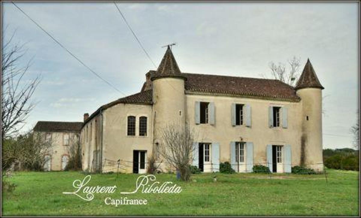 5 bedrooms House in Montesquieu, France No. 31809