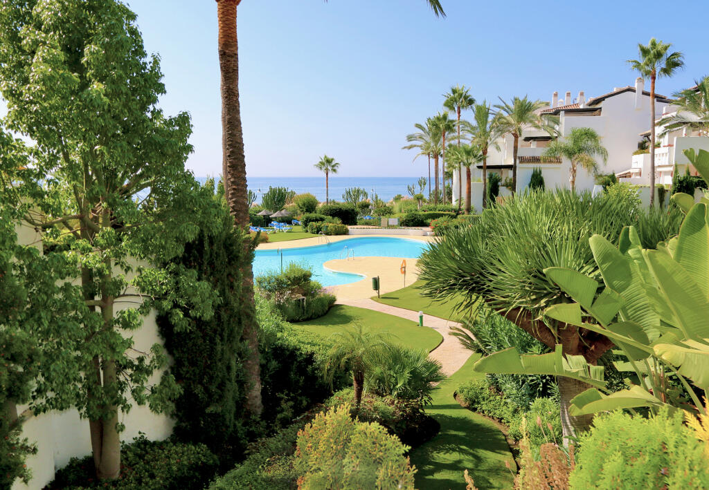 Apartamento de 3 dormitorios en Estepona, Spain No. 99979