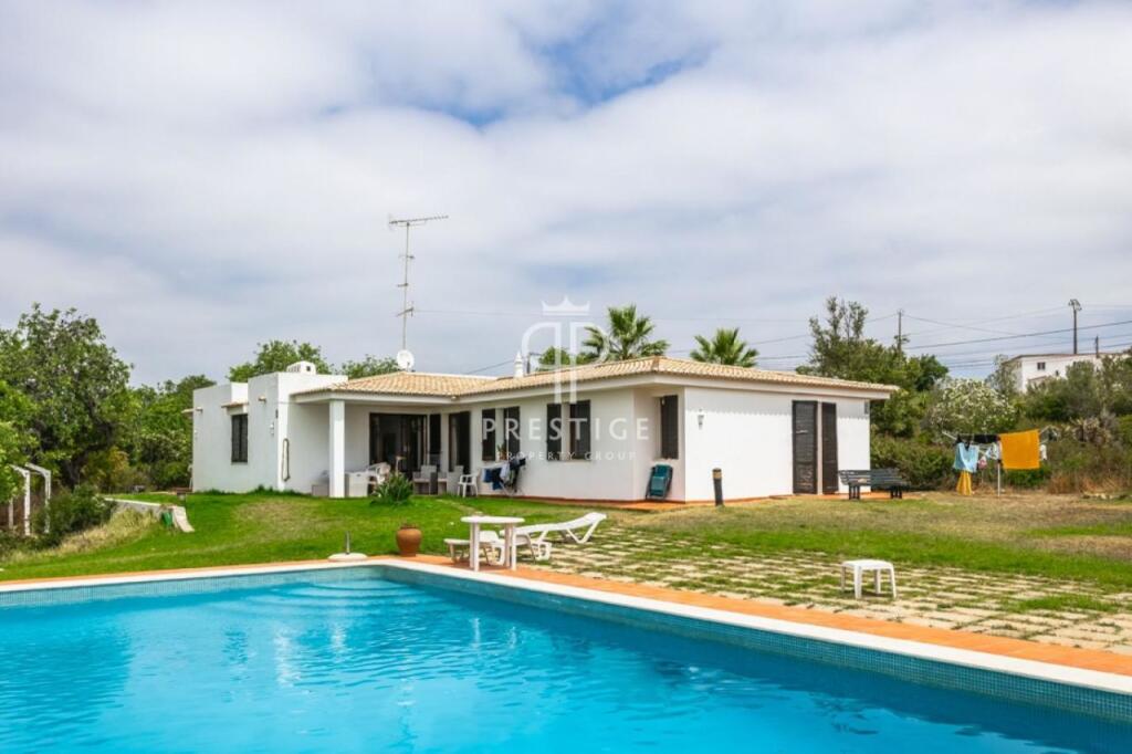 Casa de 8 dormitorios en Guia, Portugal No. 241839