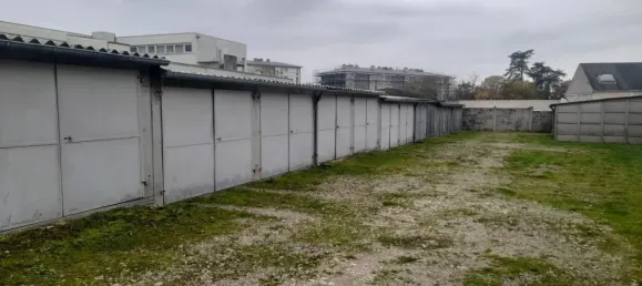 Parkplatz in Chateauroux, France, Nr. 52005 3