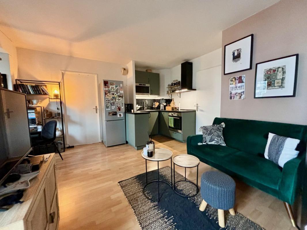 Studio in Suresnes, France No. 150851