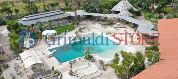 Дом с 14 комнатами в Lizzanello, Италия № 13109 12