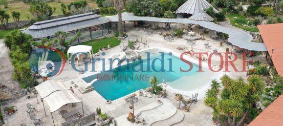 Дом с 14 комнатами в Lizzanello, Италия № 13109 14