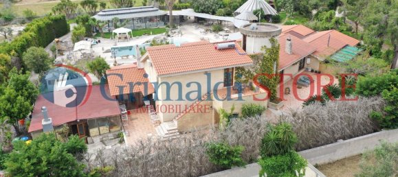 Дом с 14 комнатами в Lizzanello, Италия № 13109 10