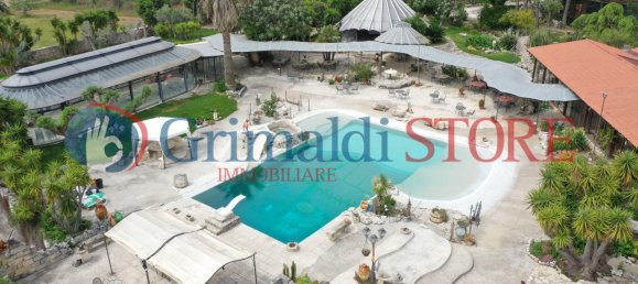 Дом с 14 комнатами в Lizzanello, Италия № 13109 15