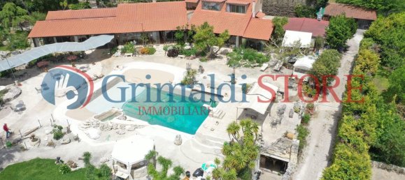 Дом с 14 комнатами в Lizzanello, Италия № 13109 8