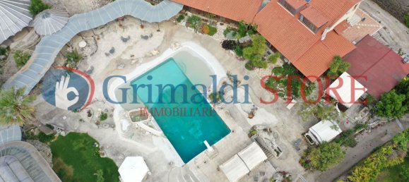 Дом с 14 комнатами в Lizzanello, Италия № 13109 2