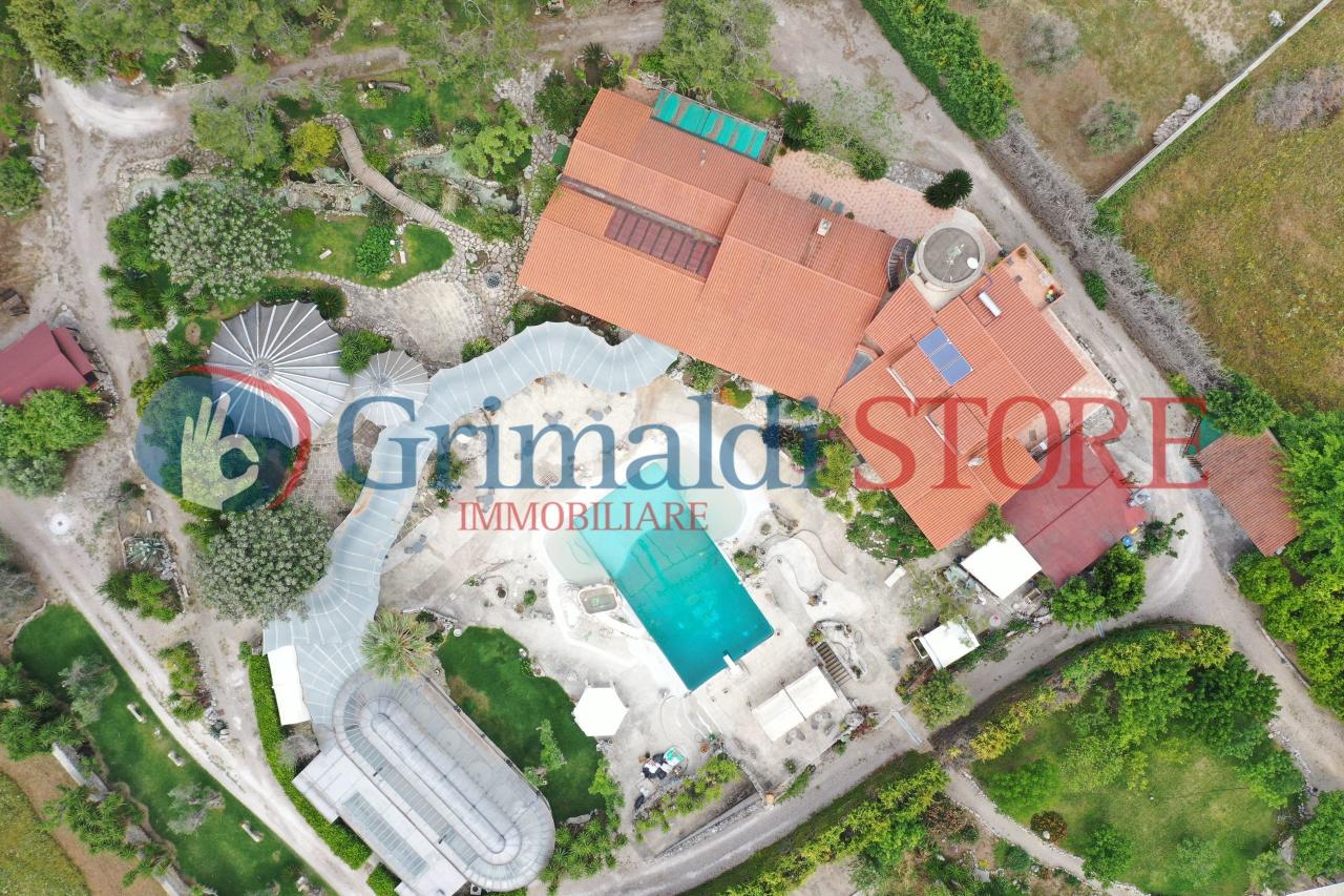 Дом с 14 комнатами в Lizzanello, Италия № 13109