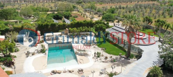 Дом с 14 комнатами в Lizzanello, Италия № 13109 4