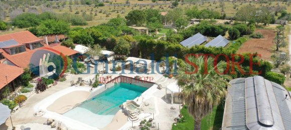 Дом с 14 комнатами в Lizzanello, Италия № 13109 6