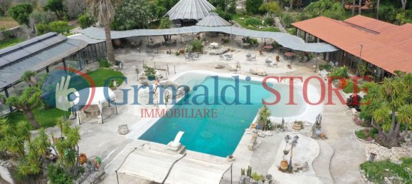 Дом с 14 комнатами в Lizzanello, Италия № 13109 16