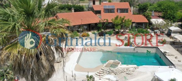 Дом с 14 комнатами в Lizzanello, Италия № 13109 3