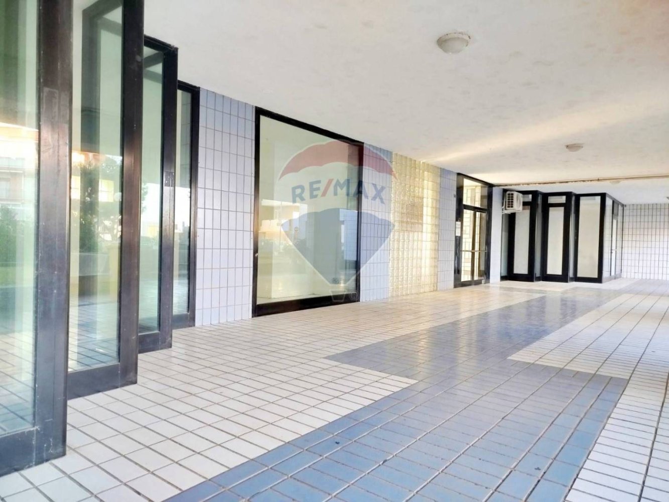 Propiedad comercial de 2 habitaciónes en Bari, Italy No. 54917