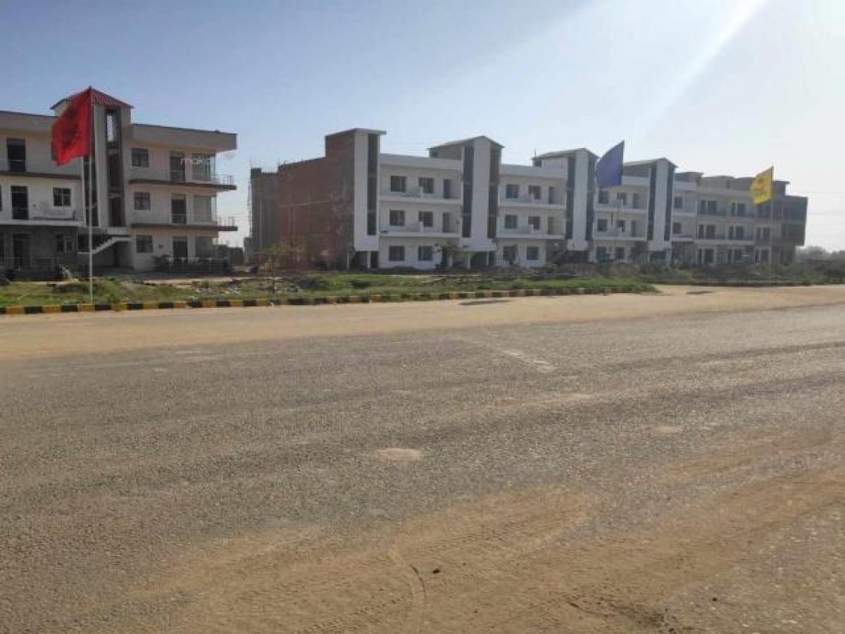 2 bedrooms House in Chandigarh, India No. 21149