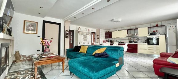 5 rooms Villa in Marano di Napoli, Italy No. 22301 2
