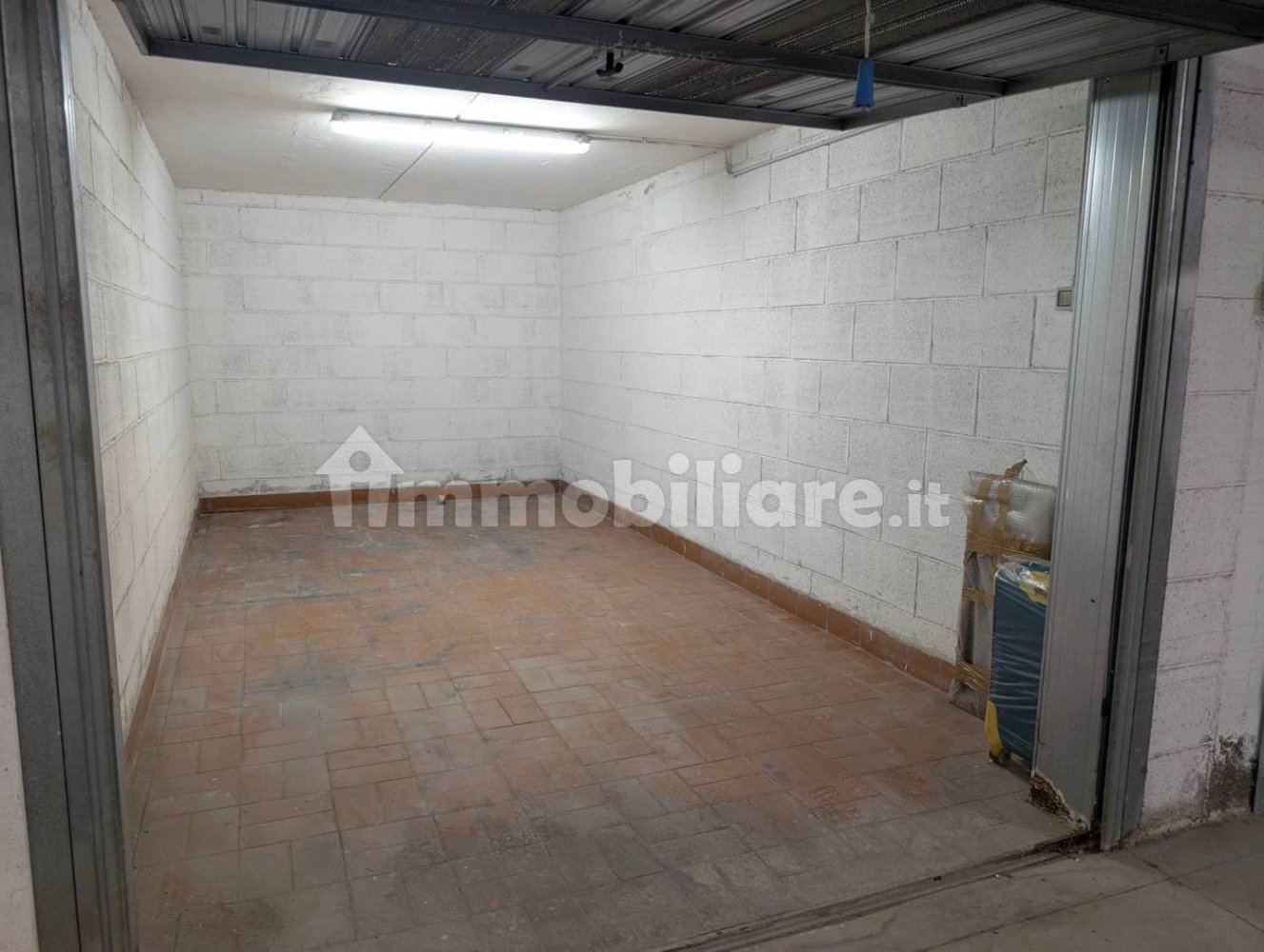 Garage in Rome, Italy 21m², Nr. 336871