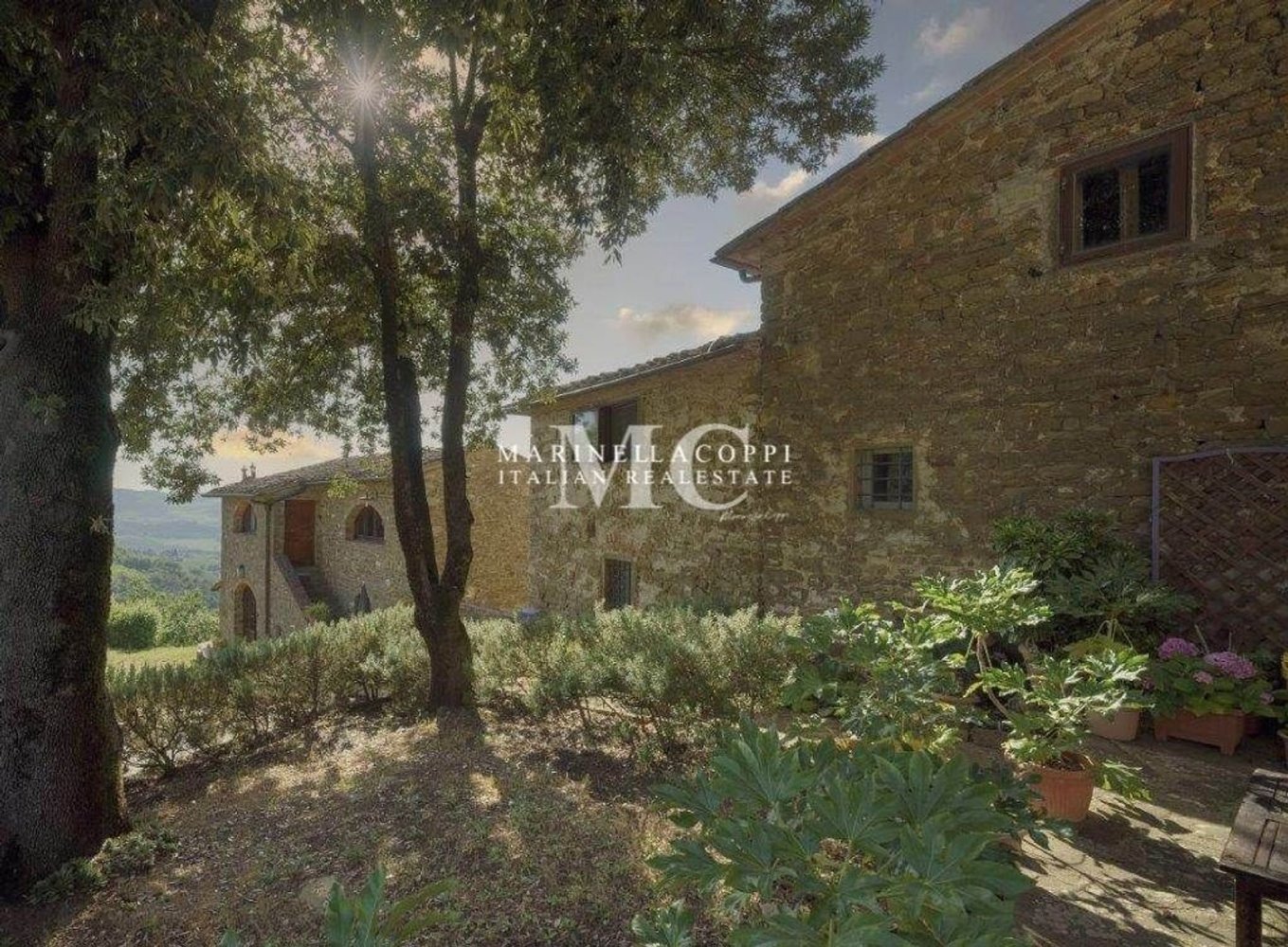 Propriété commerciale à Greve in Chianti, Italy 1366m² No. 193878