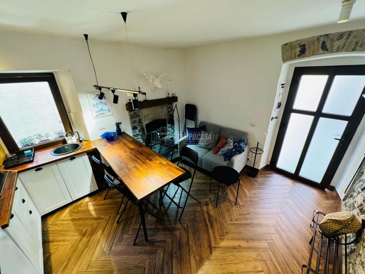 Casa de 3 habitaciónes en Colonno, Italy No. 170285