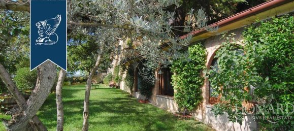 5 bedrooms Villa in Arezzo, Italy No. 57958 9