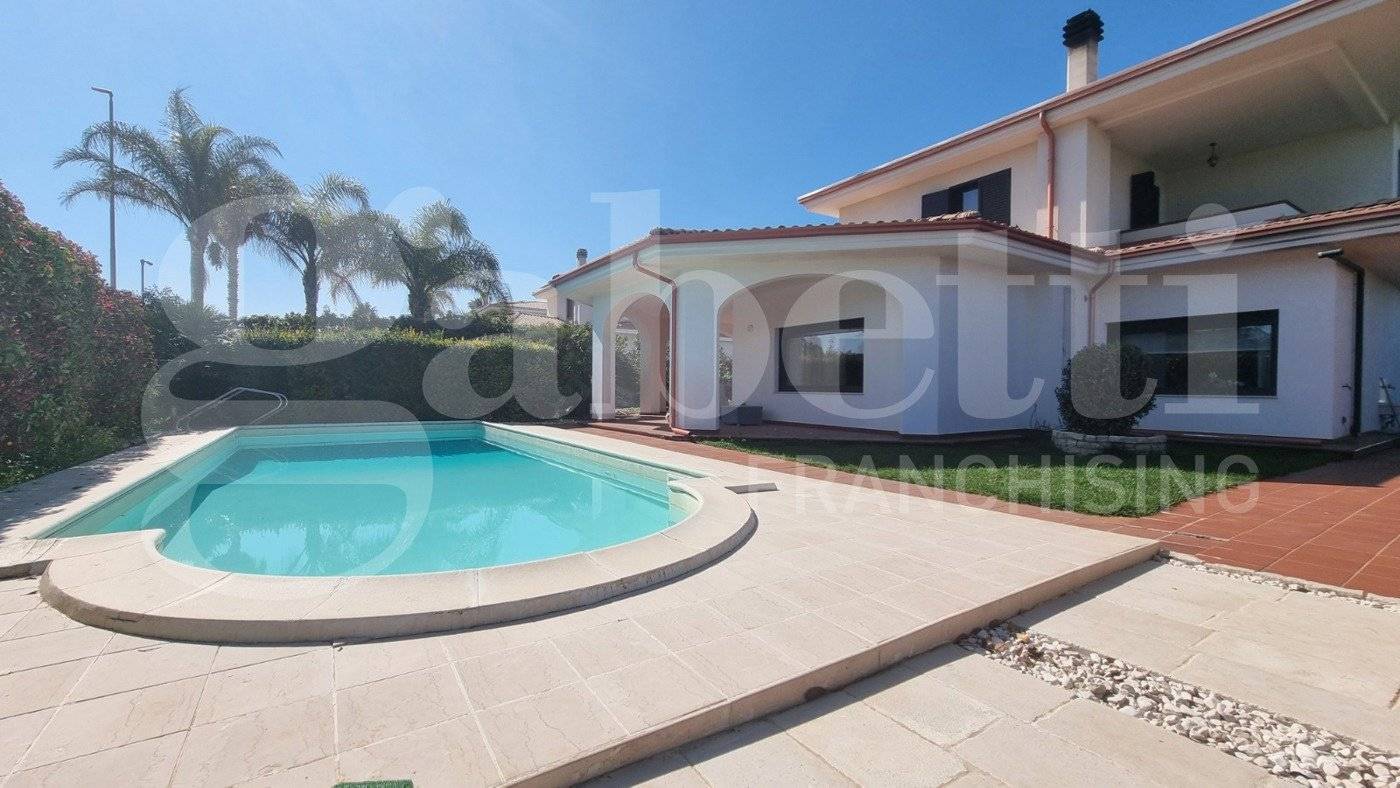 3 chambres Villa à Trani, Italy No. 57991