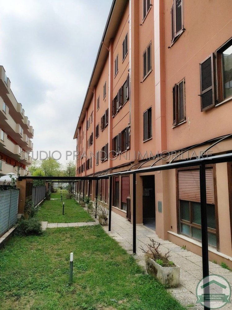 2-salle Appartement à Monza, Italy No. 278091