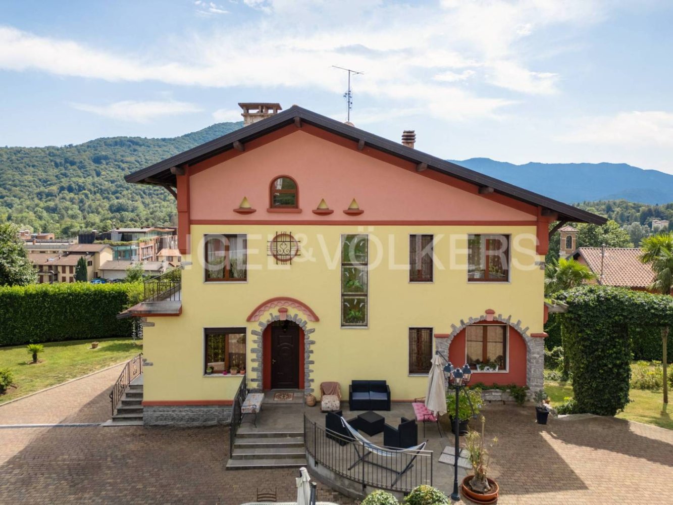 5 bedrooms Villa in Cunardo, Italy No. 62515