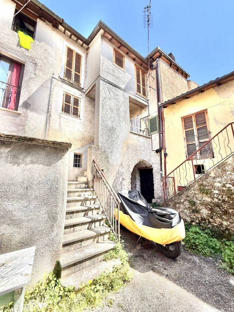 Дом с 3 комнатами в Риети, Италия № 288659