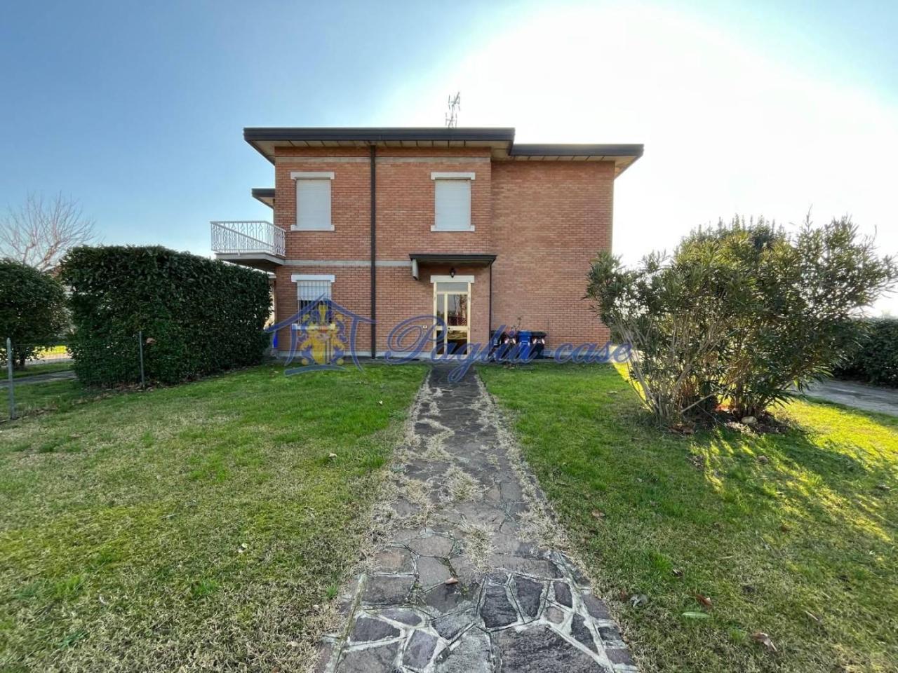 Casa de 10 habitaciónes en Novi di Modena, Italy No. 30808
