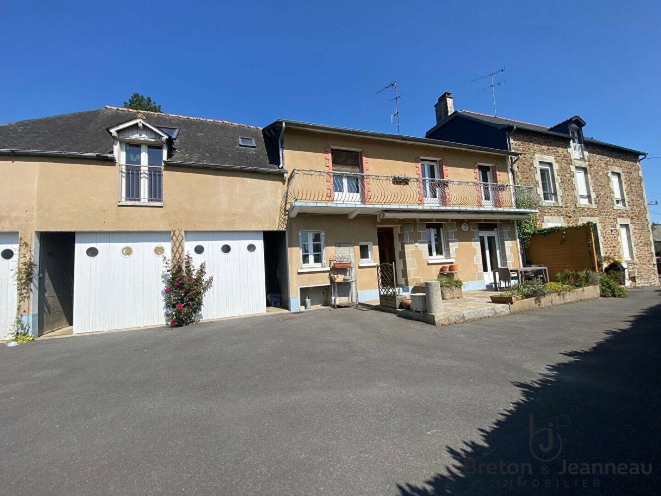  بناية في Fougeres, France 253متر مربع رقم 361110