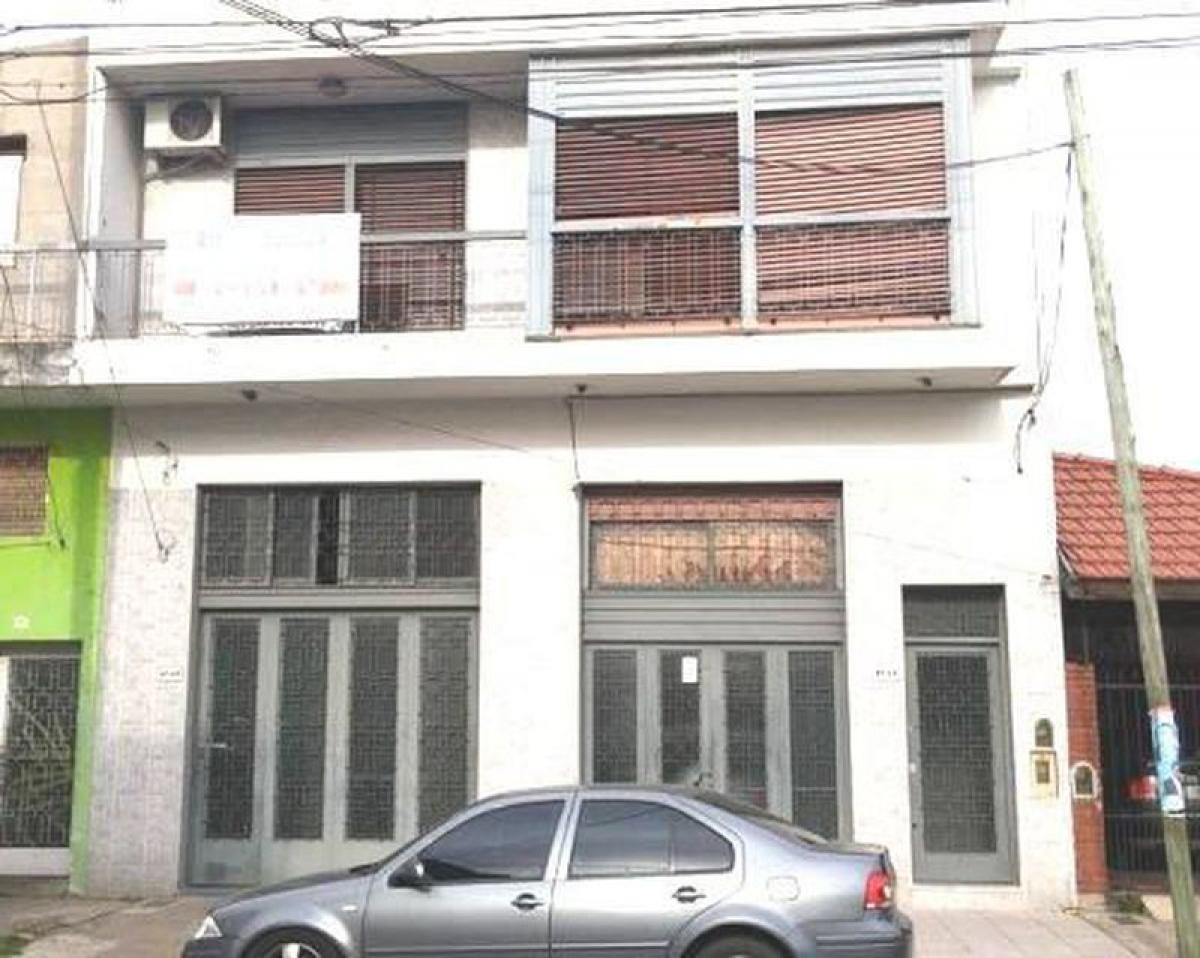 4 bedrooms House in Lanus, Argentina No. 21699