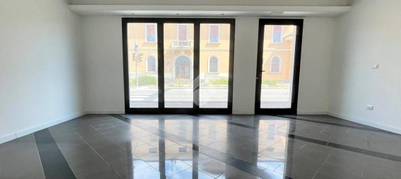 35m² Commercial property in Udine, Italy No. 257566 4
