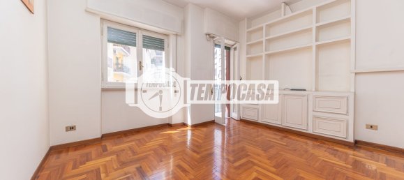 4 rooms Apartment in Rome, Italy No. 258004 3