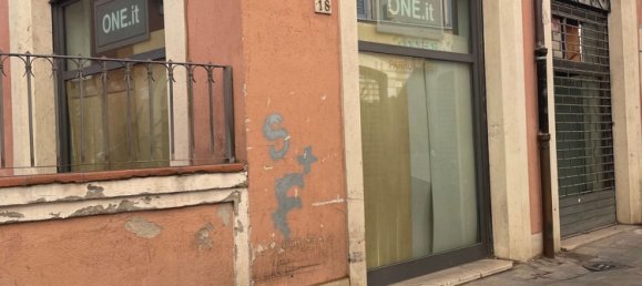 Коммерческая недвижимость с 4 комнатами в Терни, Италия № 174503 8