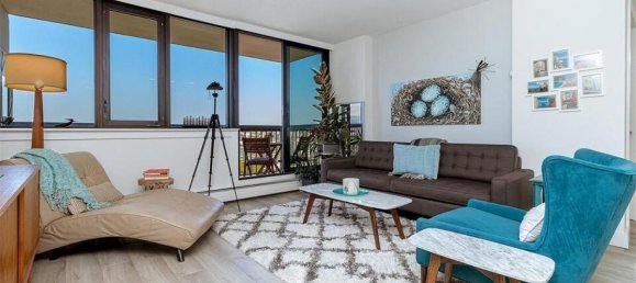 Studio in the Condo in British Columbia, Canada No. 1275 11