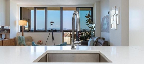 Studio in the Condo in British Columbia, Canada No. 1275 4