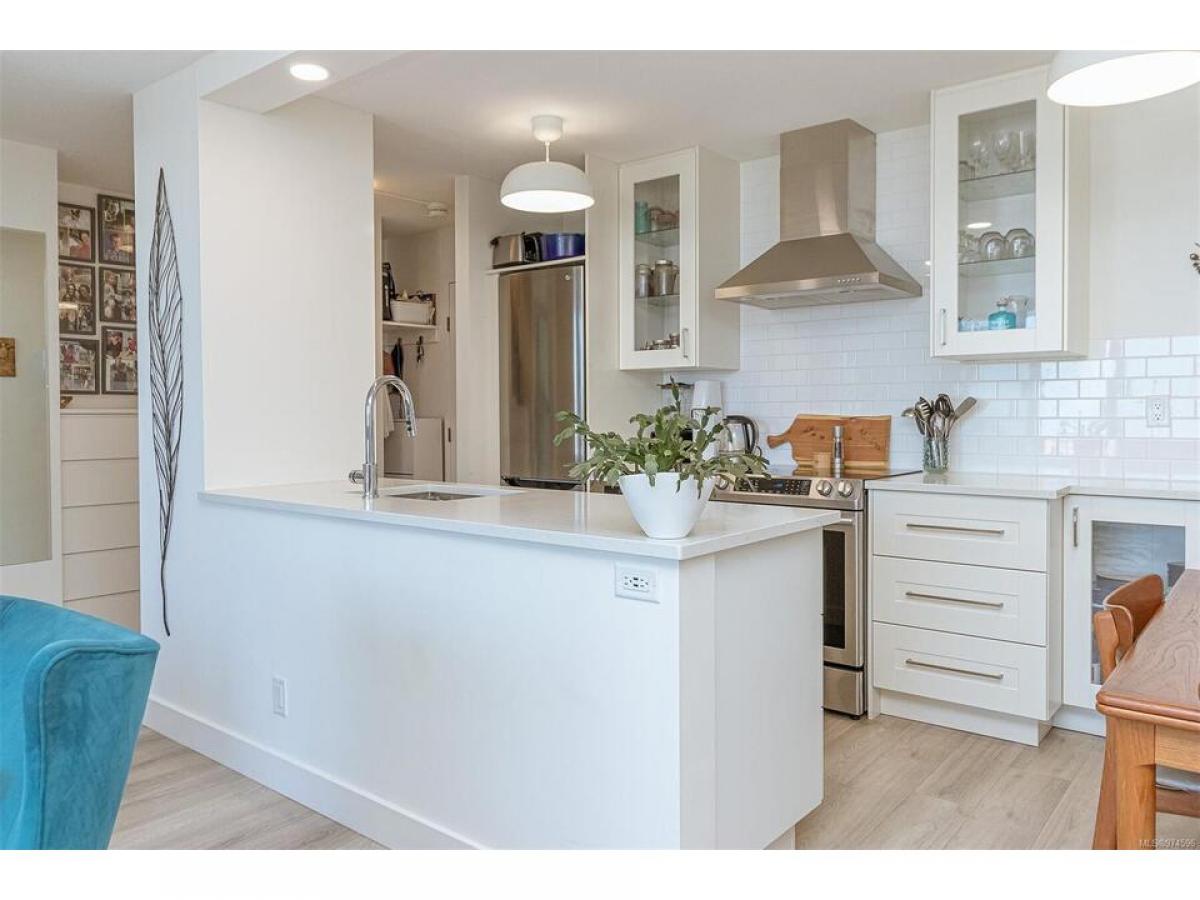 Studio in the Condo in British Columbia, Canada No. 1275