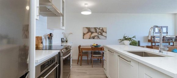 Studio in the Condo in British Columbia, Canada No. 1275 2