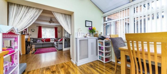 4 bedrooms House in Stevenage, United Kingdom No. 2531 8