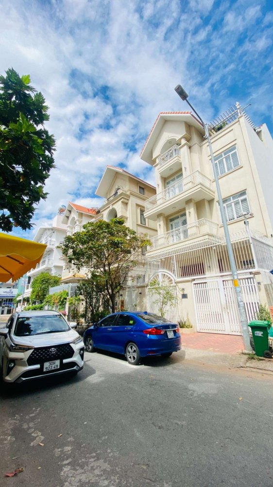 200m² Villa in District 7, Vietnam No. 9722