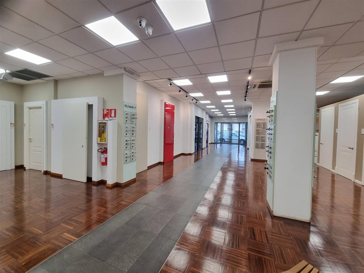 5 rooms Commercial property in Milan, Italy No. 243323