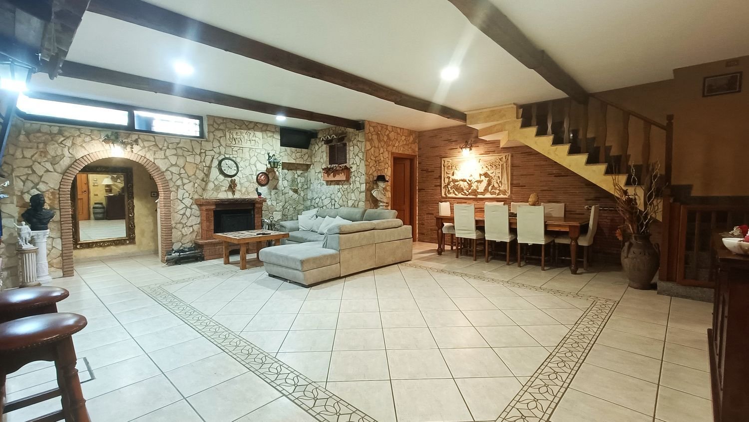 Villa de 6 dormitorios en Guidonia Montecelio, Italy No. 371512