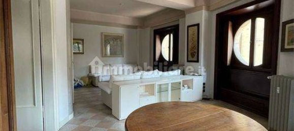 4 bedrooms Apartment in Mantua, Italy No. 247042 3