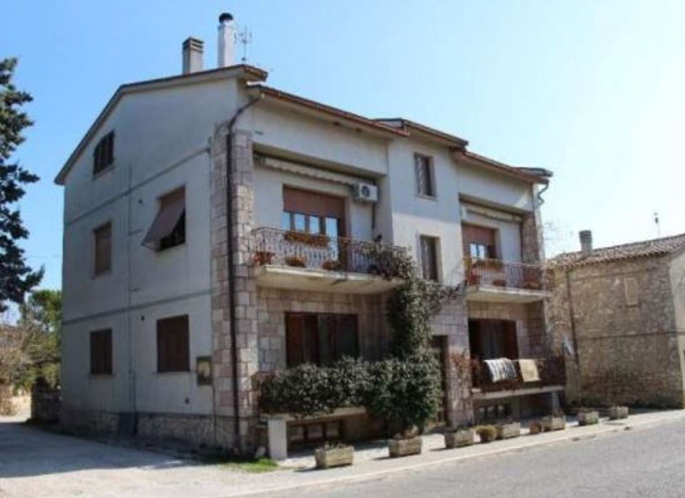 7 rooms Apartment in Gualdo Cattaneo, Italy No. 34803