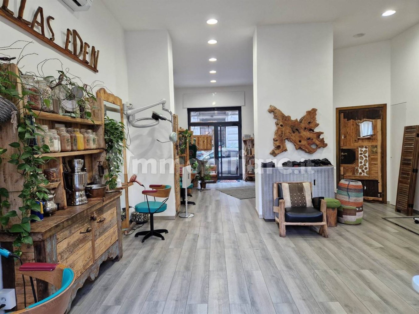 2 rooms Commercial property in Milan, Italy No. 378631
