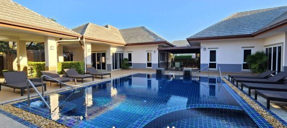 12 bedrooms Villa in Pattaya, Thailand No. 13759 2