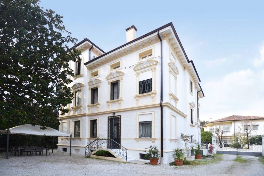 5 bedrooms Villa in Treviso, Italy No. 132379