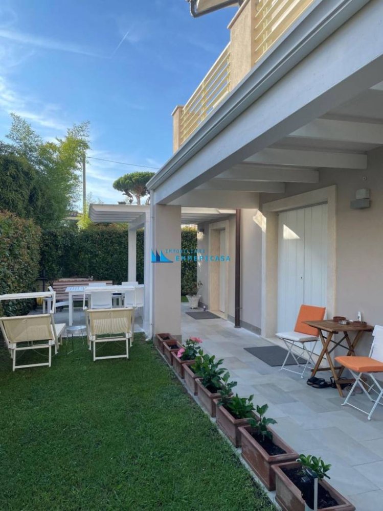 3 bedrooms Villa in Montignoso, Italy No. 141146