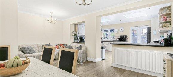 4 bedrooms House in Feltham, United Kingdom No. 8504 3