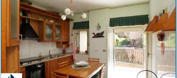 4 bedrooms Apartment in Messina, Italy No. 318462 2